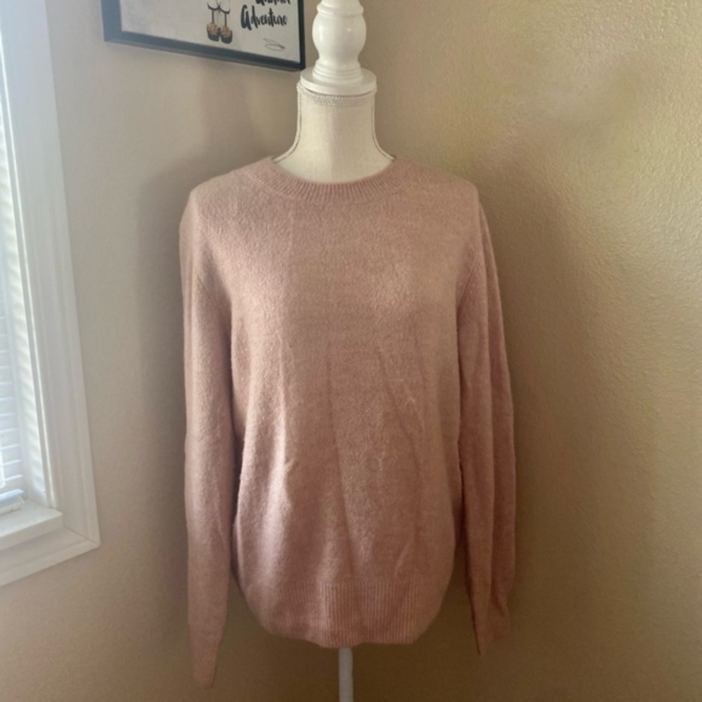 H&M Basic crew neck sweater in a soft peach color, Sz. M